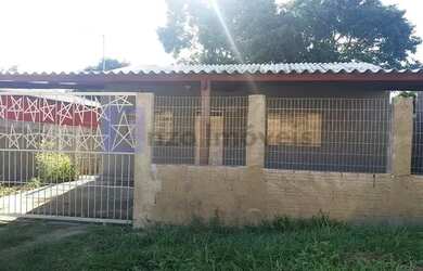 Imagem: A casa possui 3 Dormitórios, 2 Banheiros, 2 Vagas na garagem