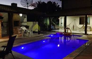 Imagem: A casa em condomínio e possui 4 Dormitórios, 4 Banheiros