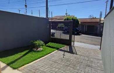 Imagem: A casa possui 3 Dormitórios, 1 Banheiro, 1 Vaga na garagem