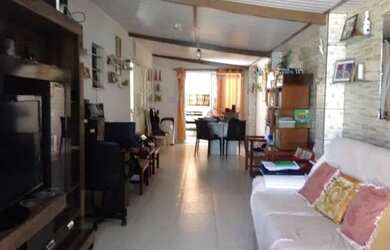 Imagem: A casa possui 3 Dormitórios, 2 Banheiros, 2 Vagas na garagem