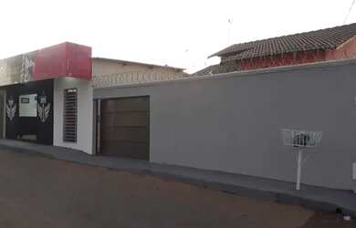 Imagem: A casa possui 3 Dormitórios, 1 Banheiro, 3 Vagas na garagem