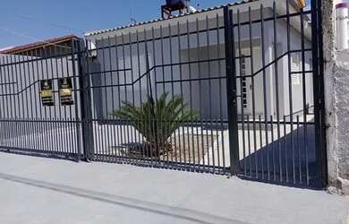 Imagem: A casa possui 1 Dormitório, 1 Banheiro, 1 Vaga na garagem