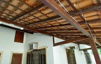 Imagem: A casa possui 2 Dormitórios, 1 Banheiro, 2 Vagas na garagem