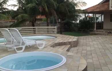 Imagem: A casa possui 4 Dormitórios e 5 Vagas na garagem e está localizado