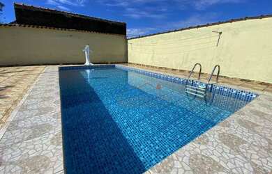 Imagem: A casa possui 3 Dormitórios, 4 Banheiros, 2 Vagas na garagem