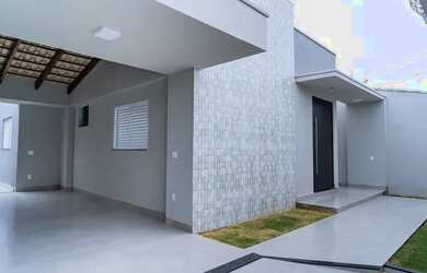 Imagem: A casa possui 3 Dormitórios, 3 Banheiros, 2 Vagas na garagem