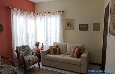 Imagem: A casa possui 3 Dormitórios, 2 Banheiros, 3 Vagas na garagem