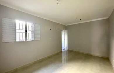 Imagem: A casa possui 2 Dormitórios, 2 Banheiros, 2 Vagas na garagem