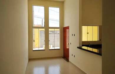 Imagem: A casa possui 2 Dormitórios, 2 Banheiros, 2 Vagas na garagem