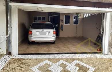 Imagem: A casa possui 2 Dormitórios, 1 Banheiro, 2 Vagas na garagem