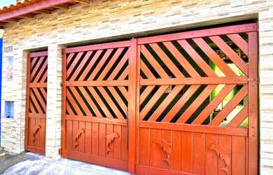 Imagem: A casa possui 3 Dormitórios, 2 Banheiros, 2 Vagas na garagem