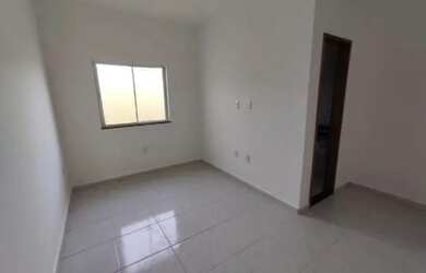 Imagem: A casa possui 3 Dormitórios, 2 Banheiros, 1 Vaga na garagem