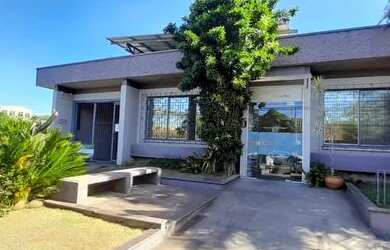 Imagem: A casa possui 5 Dormitórios, 2 Banheiros, 2 Vagas na garagem