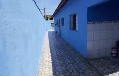 Imagem: A casa possui 2 Dormitórios, 2 Banheiros, 2 Vagas na garagem