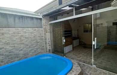 Imagem: A casa possui 2 Dormitórios, 2 Banheiros, 1 Vaga na garagem