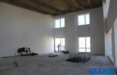 Imagem: O depósito possui 5 Vagas na garagem, 1.166m² de Área e