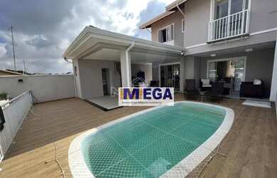 Imagem: A casa possui 3 Dormitórios, 5 Banheiros, 4 Vagas na garagem