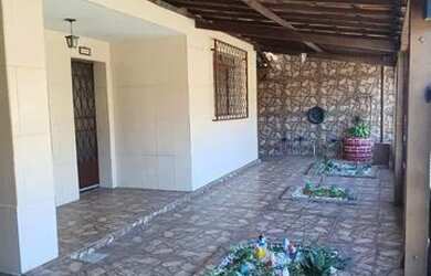 Imagem: A casa possui 3 Dormitórios, 1 Banheiro, 3 Vagas na garagem