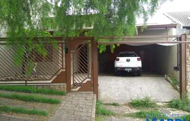 Imagem: A casa possui 3 Dormitórios, 4 Banheiros, 3 Vagas na garagem