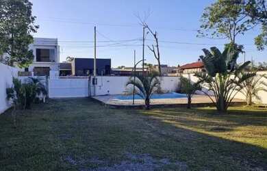 Imagem: A casa possui 3 Dormitórios, 1 Banheiro, 4 Vagas na garagem