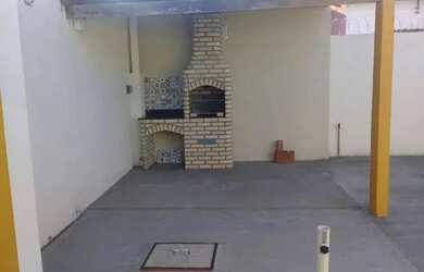 Imagem: A casa possui 3 Dormitórios, 2 Banheiros, 1 Vaga na garagem