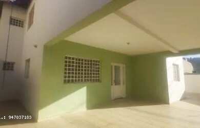 Imagem: A casa possui 4 Dormitórios, 3 Banheiros, 4 Vagas na garagem