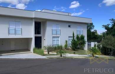 Imagem: A casa em condomínio possui 4 Dormitórios, 5 Banheiros, 4