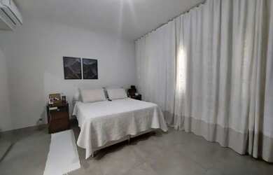 Imagem: A casa possui 3 Dormitórios, 4 Banheiros, 2 Vagas na garagem