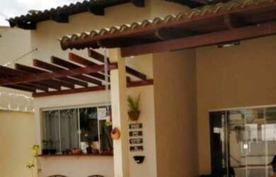 Imagem: A casa possui 2 Dormitórios, 1 Banheiro e está localizado