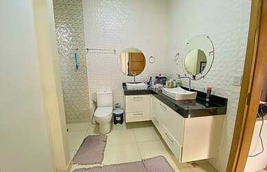 Imagem: A casa possui 3 Dormitórios, 3 Banheiros, 5 Vagas na garagem