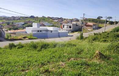 Imagem: O terreno possui 348m² de Área e está localizado em Loteamento