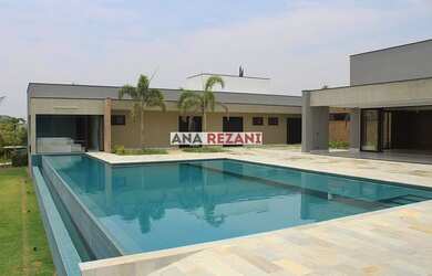 Imagem: A casa em condomínio possui 5 Dormitórios, 5 Banheiros, 3