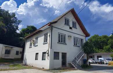 Imagem: A casa possui 5 Dormitórios, 2 Banheiros, 5 Vagas na garagem