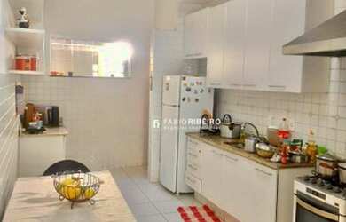 Imagem: A casa possui 3 Dormitórios, 3 Banheiros, 3 Vagas na garagem