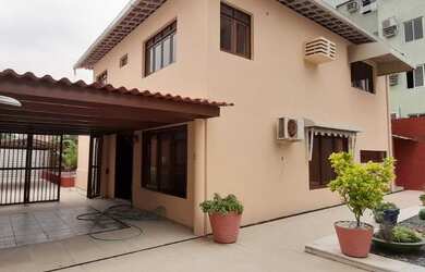 Imagem: A casa possui 3 Dormitórios, 1 Banheiro, 2 Vagas na garagem