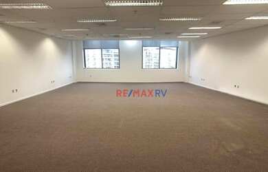 Imagem: O depósito possui 4 Vagas na garagem, 84m² de Área e está