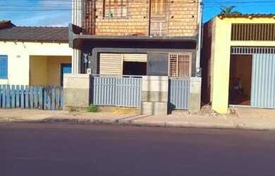 Imagem: A casa possui 3 Dormitórios, 2 Banheiros e está localizado