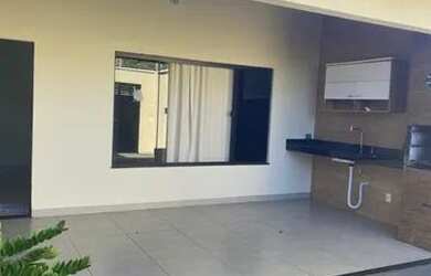 Imagem: A casa possui 2 Dormitórios, 1 Banheiro, 2 Vagas na garagem