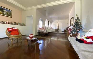 Imagem: A casa possui 5 Dormitórios, 3 Banheiros, 2 Vagas na garagem