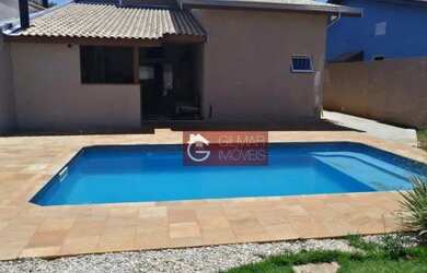 Imagem: A casa possui 3 Dormitórios, 1 Banheiro, 2 Vagas na garagem