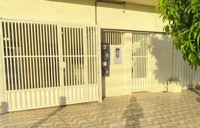 Imagem: A casa possui 3 Dormitórios, 3 Banheiros, 1 Vaga na garagem