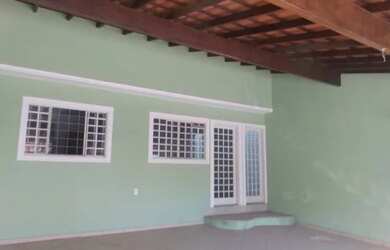 Imagem: A casa possui 3 Dormitórios, 2 Banheiros, 3 Vagas na garagem