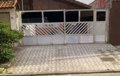 Imagem: A casa possui 3 Dormitórios, 1 Banheiro, 3 Vagas na garagem