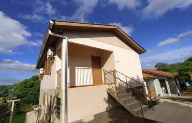 Imagem: A casa possui 3 Dormitórios, 3 Banheiros, 2 Vagas na garagem