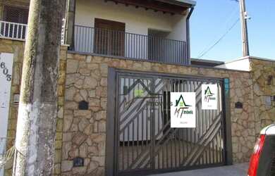 Imagem: A casa possui 3 Dormitórios, 2 Banheiros, 4 Vagas na garagem