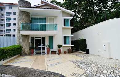 Imagem: A casa em condomínio para alugar possui 4 Dormitórios, 5 Banheiros