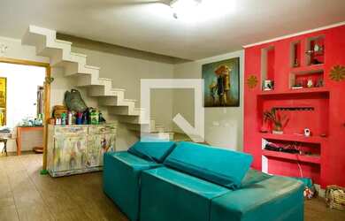 Imagem: A casa possui 3 Dormitórios, 1 Banheiro, 2 Vagas na garagem