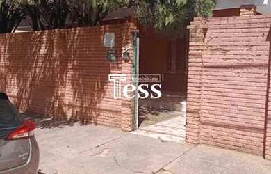 Imagem: A casa possui 3 Dormitórios, 2 Banheiros, 1 Vaga na garagem