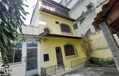 Imagem: A casa em condomínio possui 3 Dormitórios, 2 Banheiros, 1