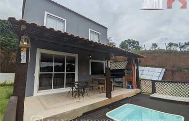 Imagem: A casa possui 2 Dormitórios, 3 Banheiros, 2 Vagas na garagem